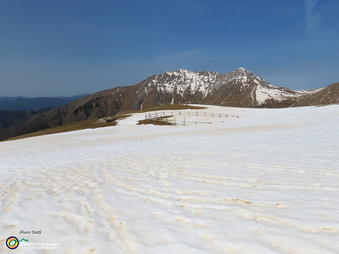 58 Distese di neve con strisciate colorate di sabbia sahariana con vista in Menna.JPG